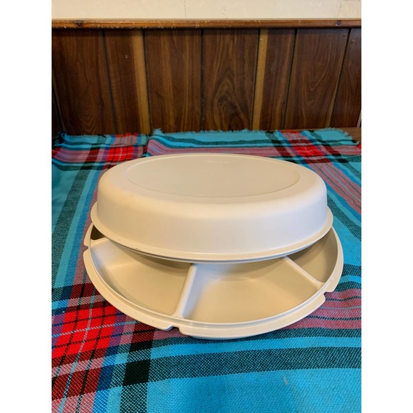 Tupperware divided vegetable chip and dip tray with lid - Picture 5 of 14